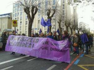 Autobusa Usurbildik, mugimendu feministak Iruñean deituriko manifestaziora