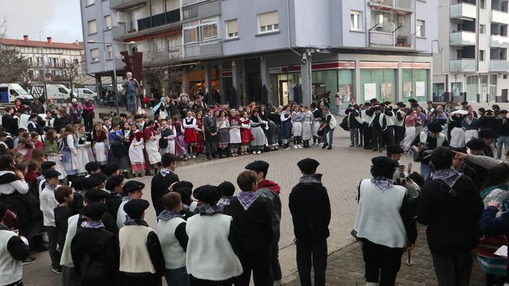Gabon kantak plazaratzeko hitzordu hirukoitza, Udarregikoen eskutik
