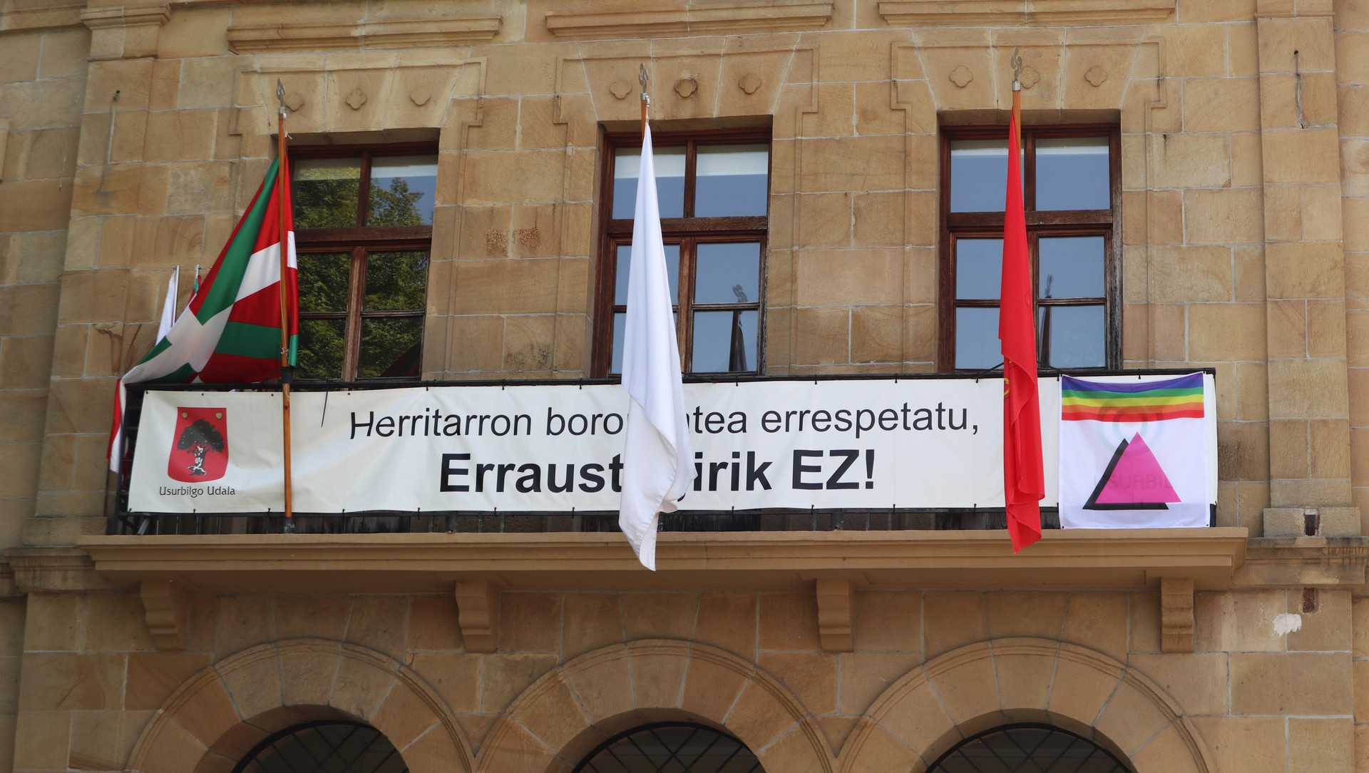 #Usurbilgojaiak19 Aldarriez jantzitako udaletxeko balkoia, 19:00etako txupinazoa jaurtitzeko prest