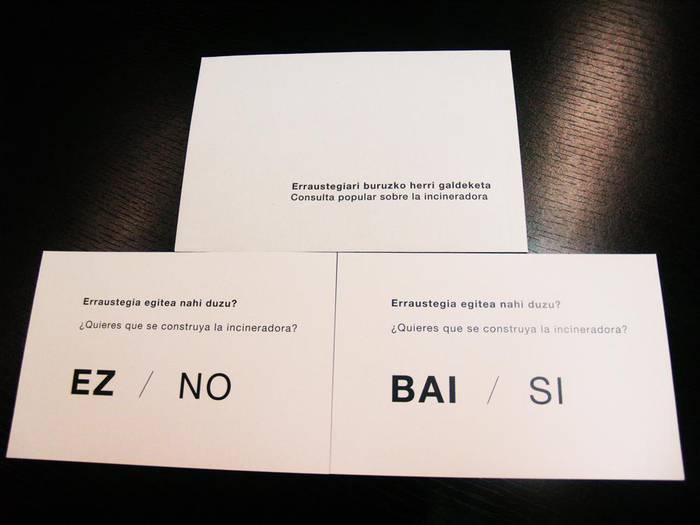 Bi boto-paper aukeran, erraustegiari buruzko herri galdeketan