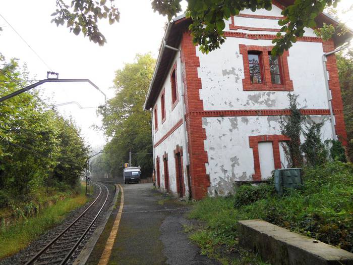 Txokoaldeko tren geltokiko eraikinean, kultur proiektu berritzaileak garatzeko udal deialdia