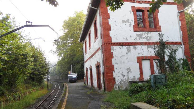 Txokoaldeko tren geltokiko eraikinean, kultur proiektu berritzaileak garatzeko udal deialdia