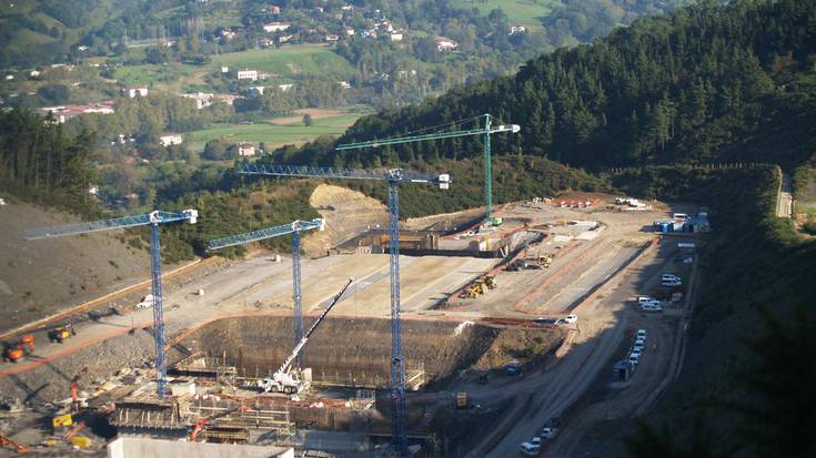 Ia 4.700 lagunek eskatu dute jada, EITB-k erraustegiari buruzko eztabaida eskaintzea