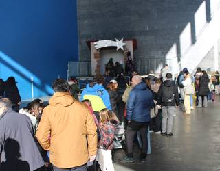 Erregeei eskarien gutunak helarazteko ilara luzea, Ziortzakoen girotze goizean