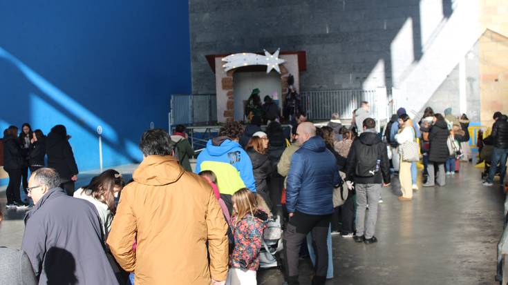 Erregeei eskarien gutunak helarazteko ilara luzea, Ziortzakoen girotze goizean