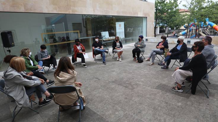 Buruntzaldeko autobus zerbitzu duinen alde sinatzeko deia