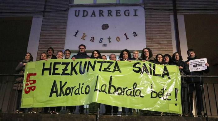 Itxialdian dira Udarregi ikastolako langileak