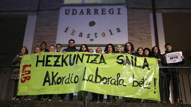 Itxialdian dira Udarregi ikastolako langileak