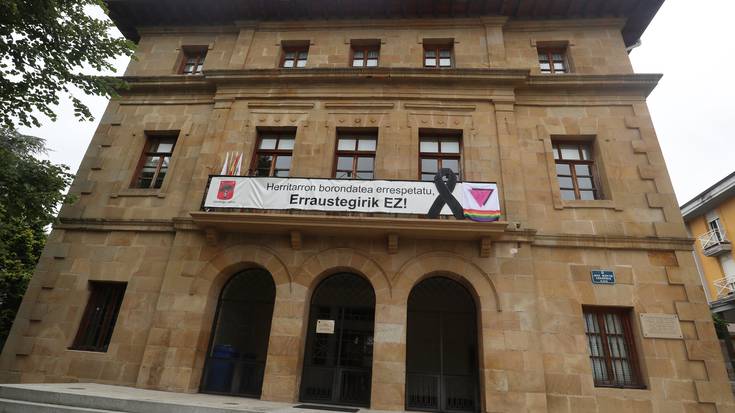 Udalei euskara hutsean jardutea debekatu die Espainiako Auzitegi Konstituzionalak