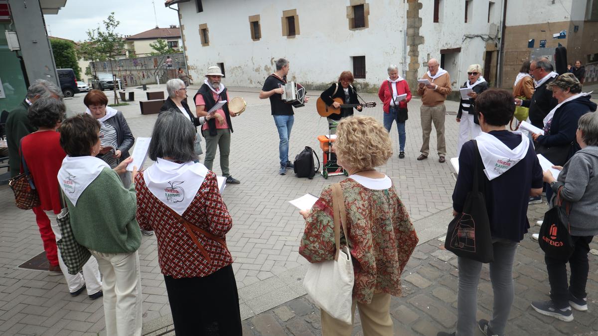 Oraingoan igandearekin girotu dute kantuz herria