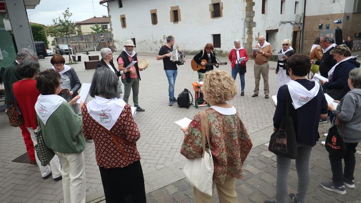 Oraingoan igandearekin girotu dute kantuz herria