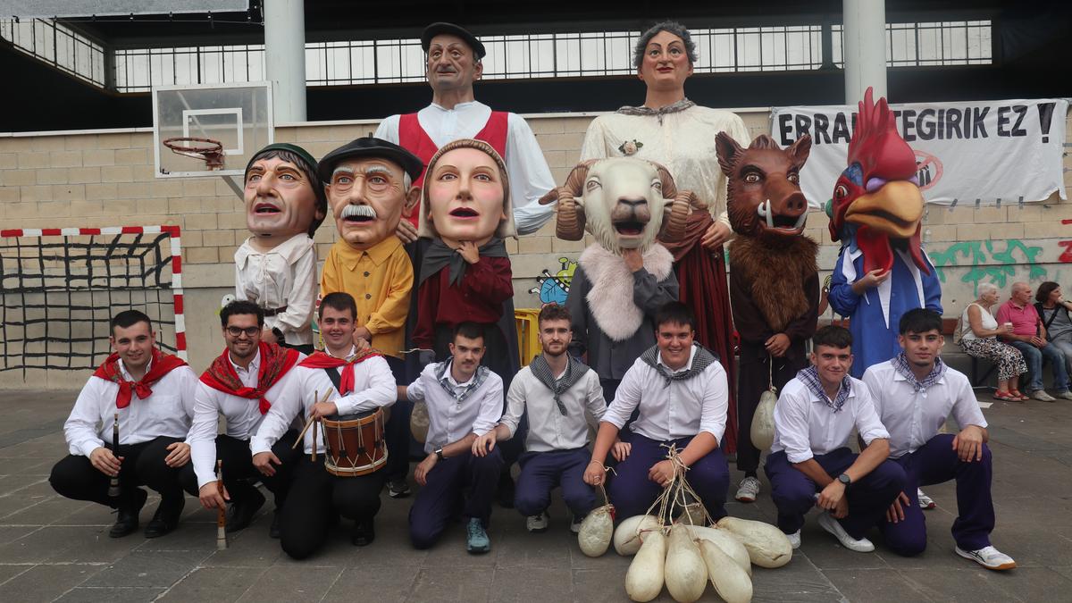 Erraldoi dantzariak eta buruhandi bizkor askoak, Lauburu konpartsaren kalejiran