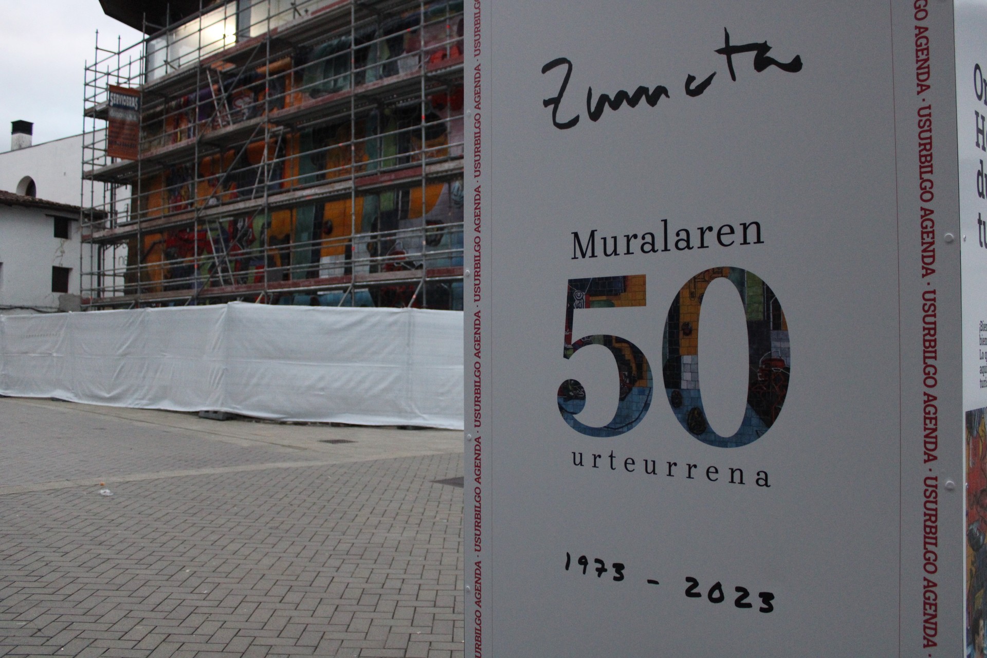 Zumetaren muralaren aurrealdea, 50. urtemugari lotutako ekimenen aurkezpenerako prest