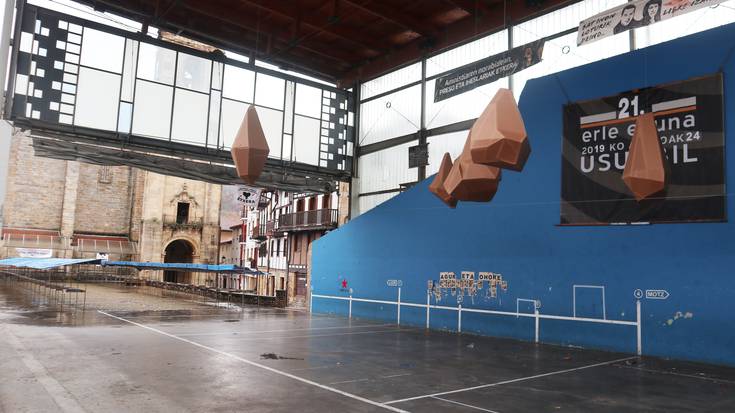 Plaza, itxuraz berritua datorren biharko 21. Erle Egunerako prest