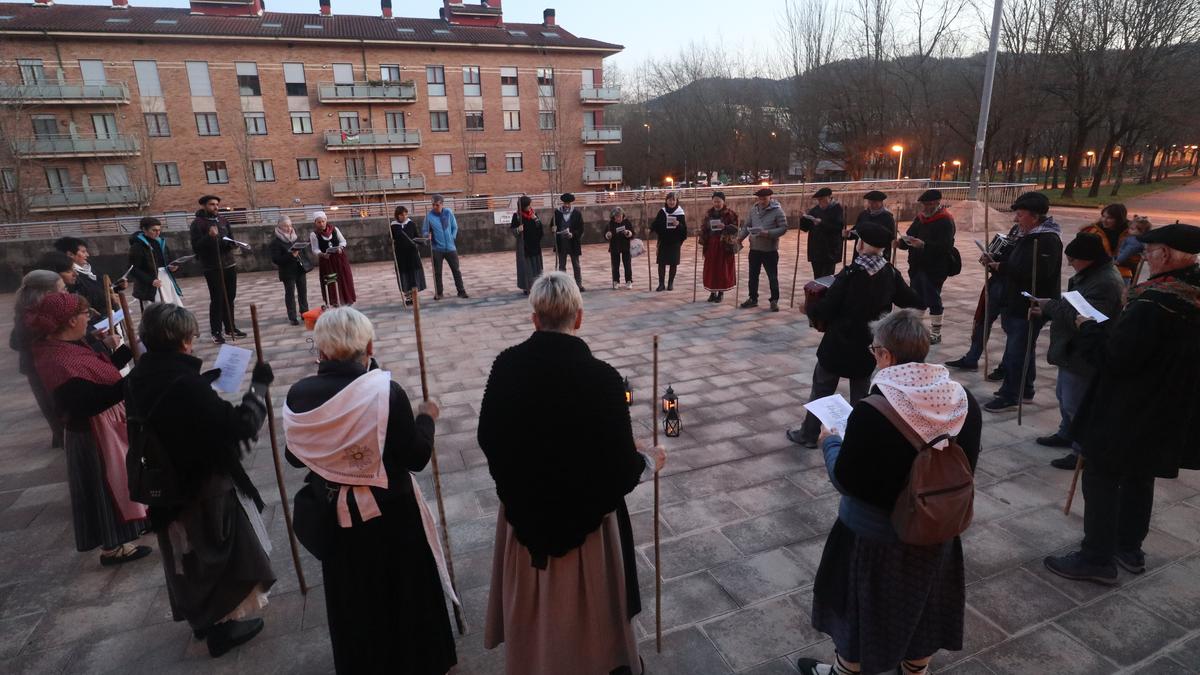 Agate deunaren bezperan, kantuan plazaratzeko deia