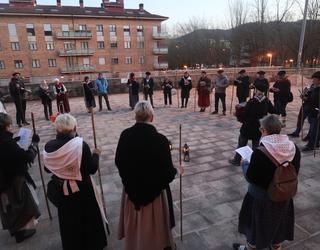 Agate deunaren bezperan, kantuan plazaratzeko deia