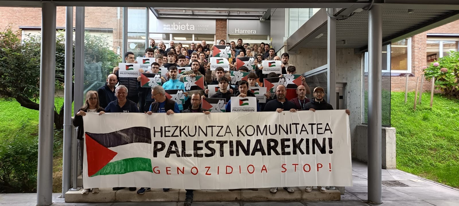 Ostegunetako mobilizazioekin batera, gaurko lanuztearekin ere bat egin dute ikastetxeek