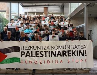 Ostegunetako mobilizazioekin batera, gaurko lanuztearekin ere bat egin dute ikastetxeek