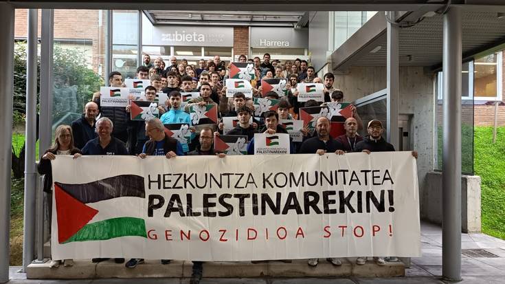 Ostegunetako mobilizazioekin batera, gaurko lanuztearekin ere bat egin dute ikastetxeek
