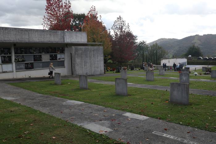 Bisitariak tantaka hilerrira