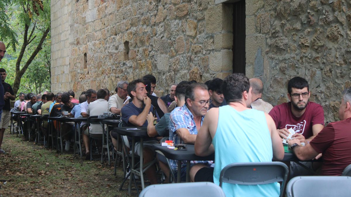 Muslariek San Esteban inguratu dute