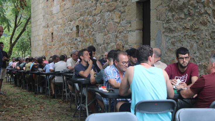 Muslariek San Esteban inguratu dute