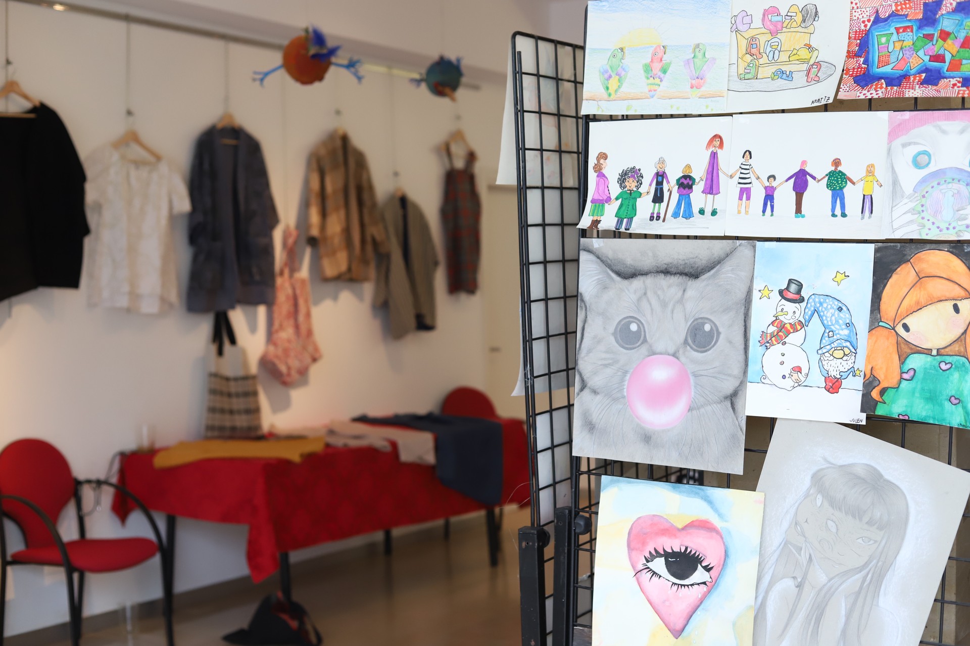 Joskintza eta pintura tailerretakoen lanak ikusgai Sutegiko erakusketa aretoan