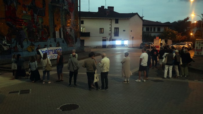 Helmugara begira Sare, urriaren 17an horma-irudia margotzeko deia