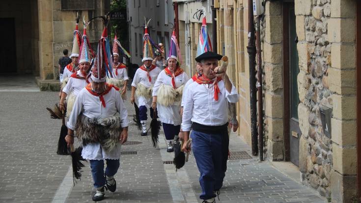 Joaldunek esnatu dute herria azken festa egunerako