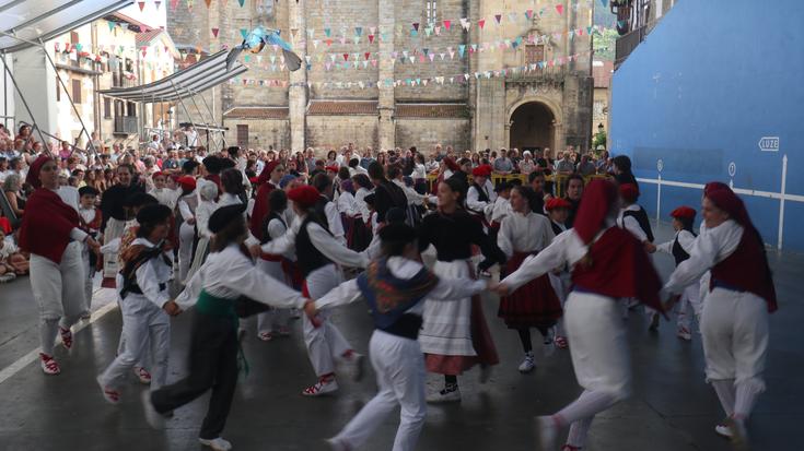 Dantza giro bizian egin die harrera Orbeldik herriko festei