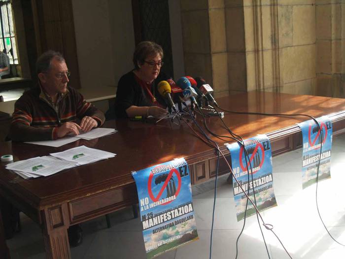 Erraustegiaren alternatibaren aldeko manifestazioa babesteko, agerraldi jendetsua larunbatean Anoetan