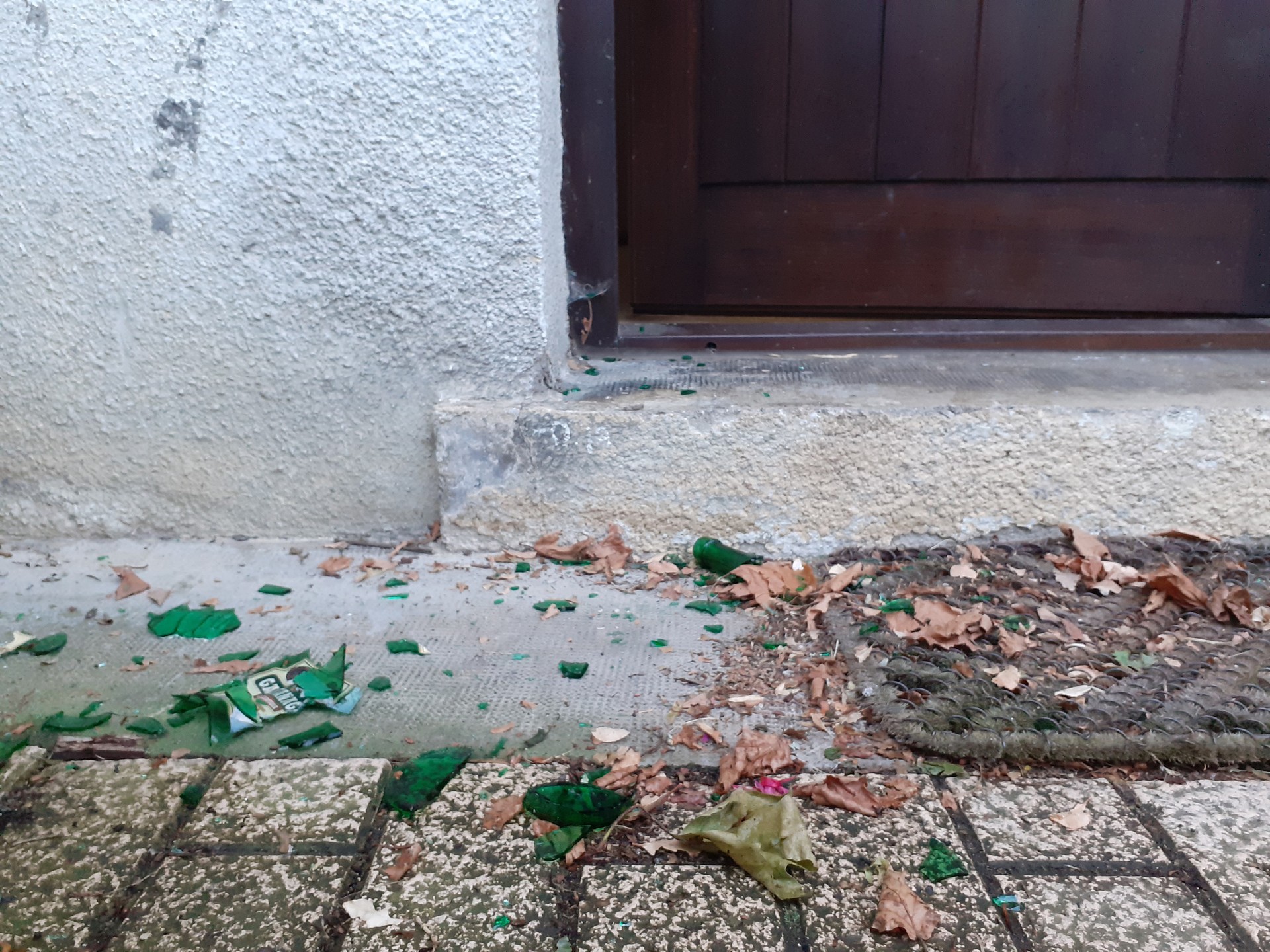 Botilak jaurti dituzte Zubietako etxe baten kontra