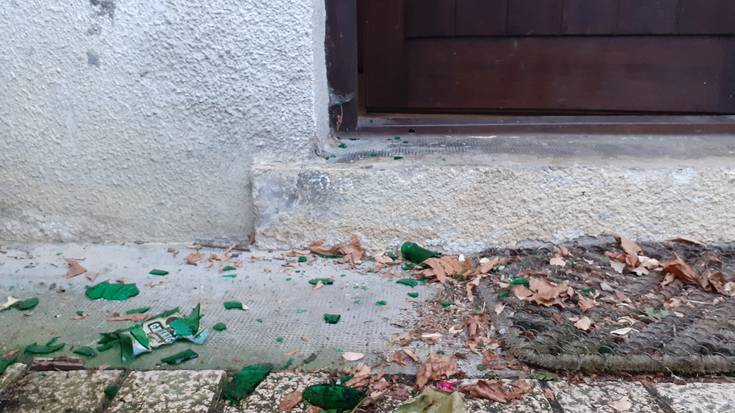Botilak jaurti dituzte Zubietako etxe baten kontra