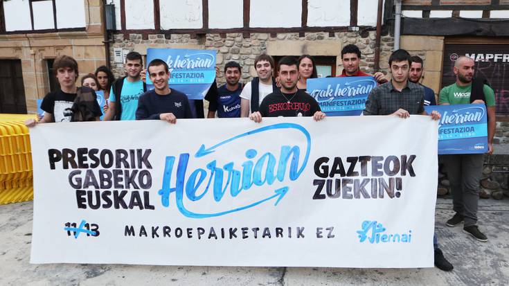 Gazte argazkiarekin eta Bilboko manifestazioan adierazi diete babesa usurbildarrek, gaur epaitu dituzten 47 euskal herritarrei