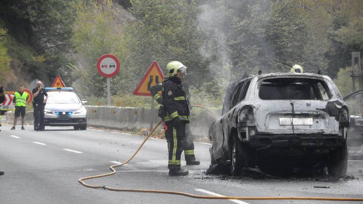 N-634 errepidea itxita egon da, auto batek su hartu ostean