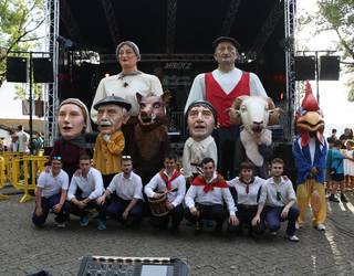 Lauburu konpartsako buruhandi eta erraldoiak Urdaiagan ibili dira arratsaldean