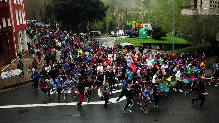 Euritan ere, jendetza euskaraz bizitzeko egarriz lasterka herri erdigunean