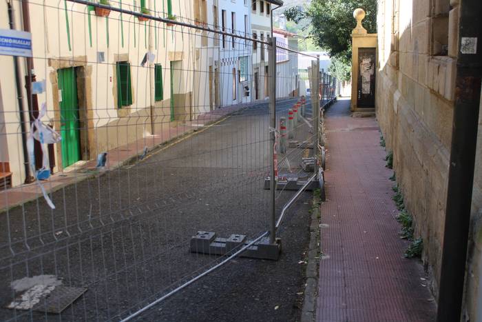 San Esteban kalea, eraberritze lanetarako prestatzen
