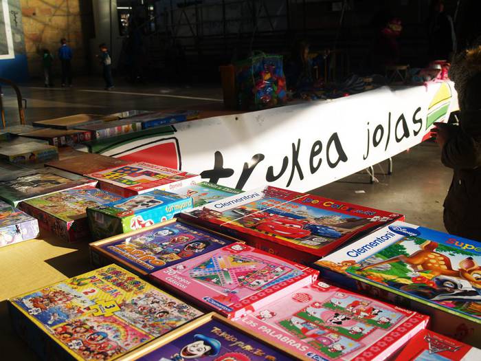 Astebete barru, Jostailu Erabilien Azokarako bilketa