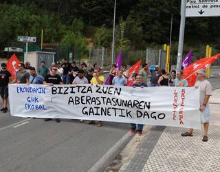 Elkarretaratzea erraustegiaren atarian, abuztuaren 19ko sutea salatzeko