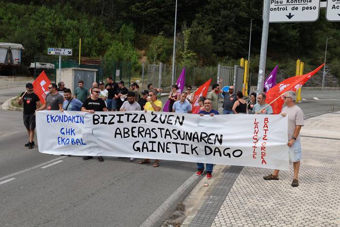 Elkarretaratzea erraustegiaren atarian, abuztuaren 19ko sutea salatzeko