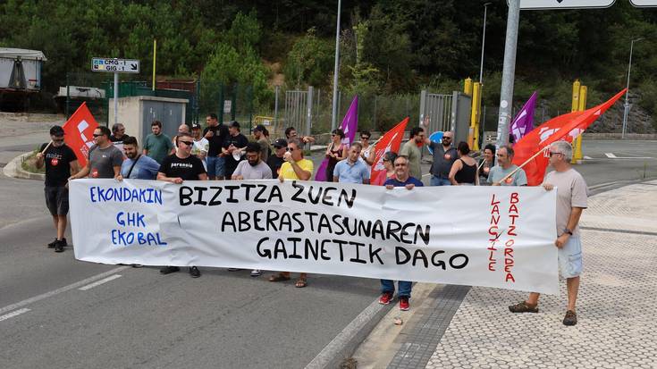 Elkarretaratzea erraustegiaren atarian, abuztuaren 19ko sutea salatzeko