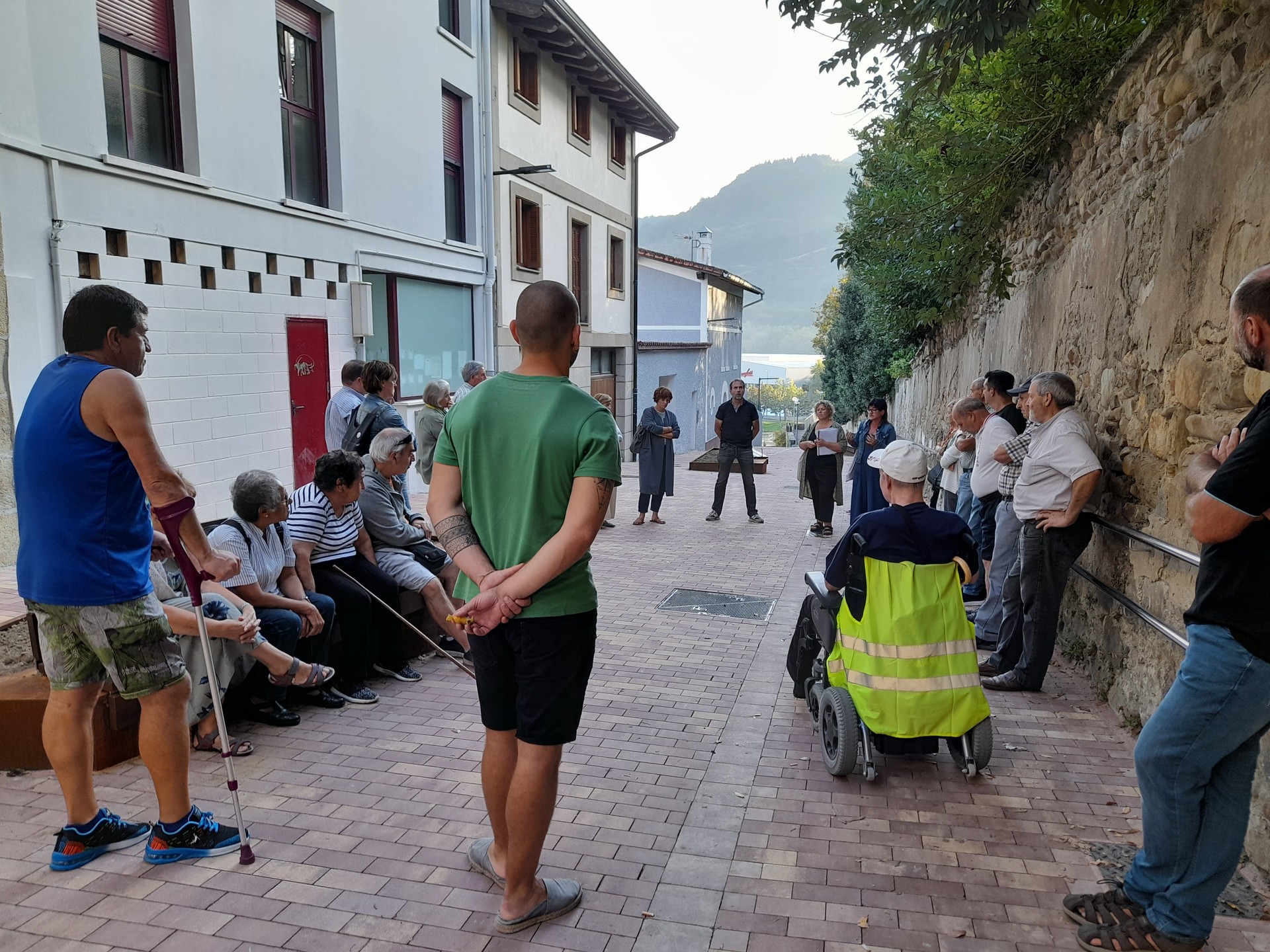 San Esteban kalea oinezkoena, Etxealdiako bizilagunek kotxez igarotzeko aukerarekin