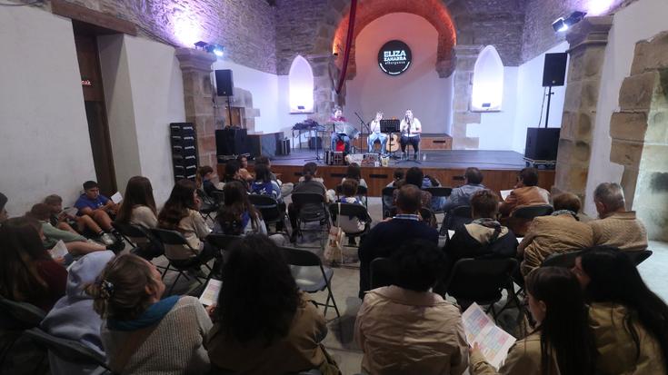 Euskal abestiekin bingo eta sariak San Praixkuetan