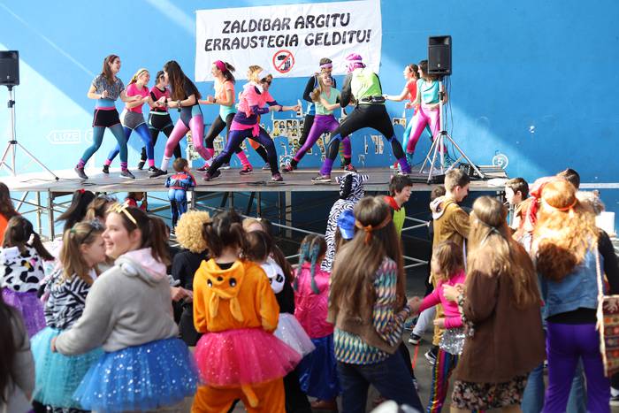 Nahieran mozorrotu eta musikaz nahiz dantzaz blaituriko festara asteburuan