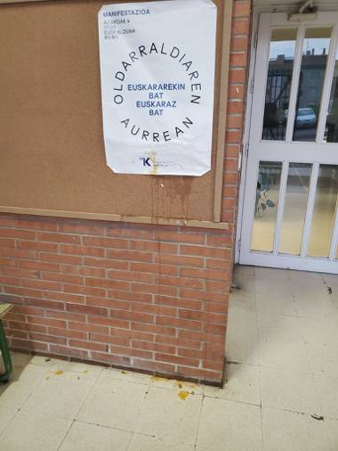 Bilboko manifestazioa iragartzeko kartelen kontra arrautzak bota dituzte Udarregin