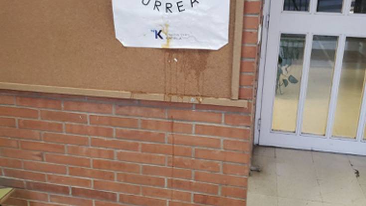 Bilboko manifestazioa iragartzeko kartelen kontra arrautzak bota dituzte Udarregin