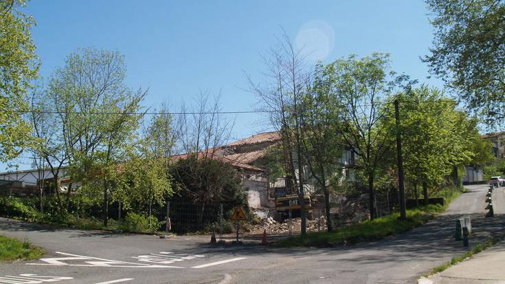 Etxebizitzak eraiki ahal izateko egungo eraikinen eraiste lanak abiatu dituzte Ugartondon