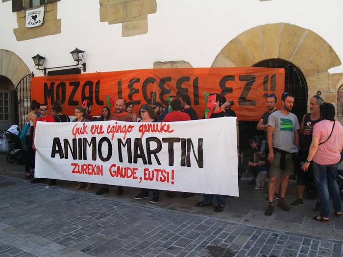 Mobilizatzeko deia ostiralean Donostian, trenak harrapatutako ekintzailearen alde eta Mozal Legearen aurka