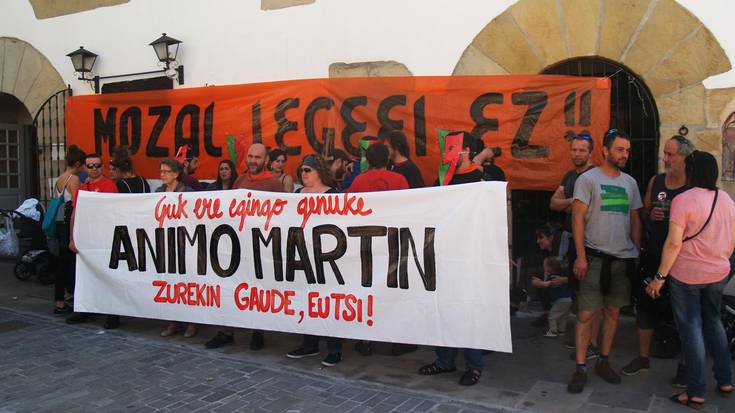 Mobilizatzeko deia ostiralean Donostian, trenak harrapatutako ekintzailearen alde eta Mozal Legearen aurka